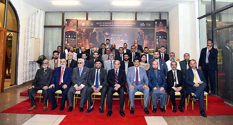 Prime Minister Muhammad Shehbaz Sharif in a group photo with members of Karachi Chamber of Commerce and Industry