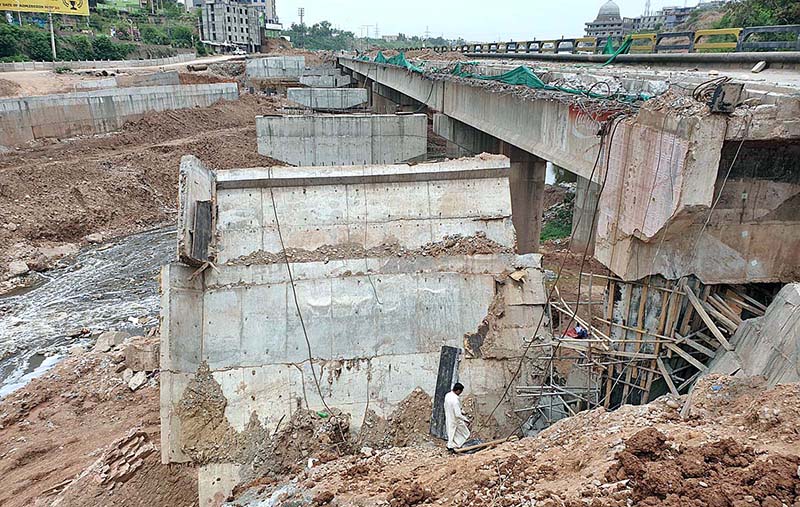 Labourers busy in their work under-construction new bridge at Swan near High Court