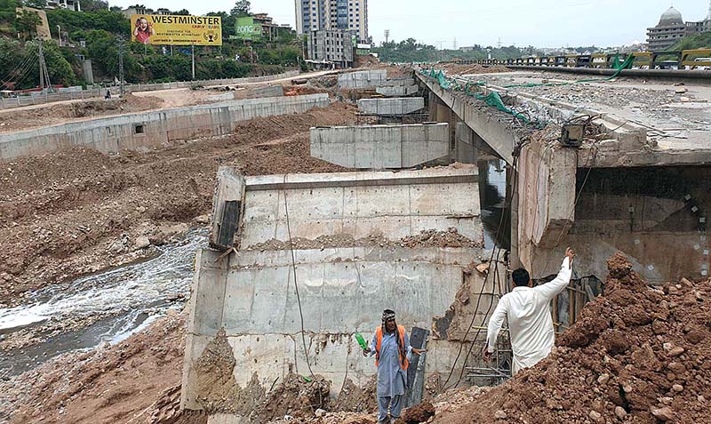 Labourers busy in their work under-construction new bridge at Swan near High Court