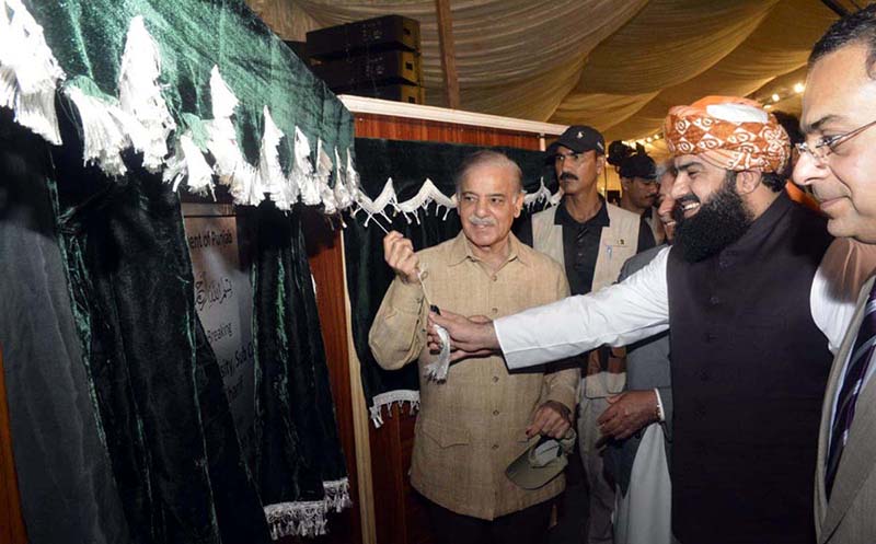 Prime Minister Muhammad Shehbaz Sharif unveils a plaque during the groundbreaking of Sharaqpur Campus Quaid-e-Azam University