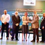 Federal Minister for Commerce, Syed Naveed Qamar presenting souvenir to delegates at the opening ceremony of the 6th Pakistan Pharma Summit and Awards (PESA) 2023