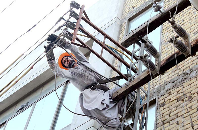 QESCO workers busy in maintenance of electric wires in the city
