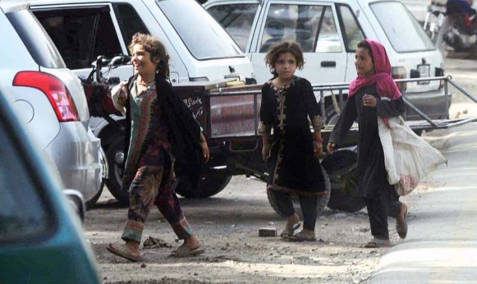 Gypsy girls searching valuables while shuttling in Federal Capital Gypsy girls searching valuables while shuttling in Federal Capital