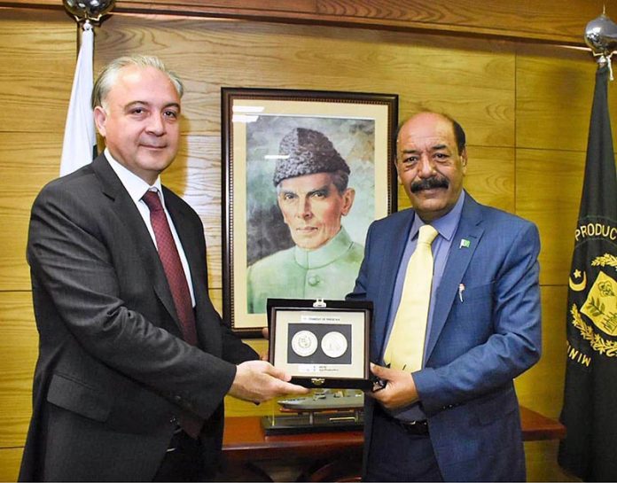 Federal Minister for Defence Production, Muhammad Israr Tareen is presenting a souvenir to Mr. Khalid Ahadov, Advisor to President of Azerbaijan at MoDP