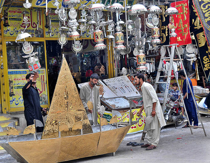 Volunteer serving Sabeel during the 06th Muharram Ul Haram procession at Shah Shams