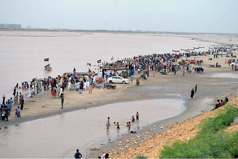 A large number of people enjoying cloudy weather at Indus River