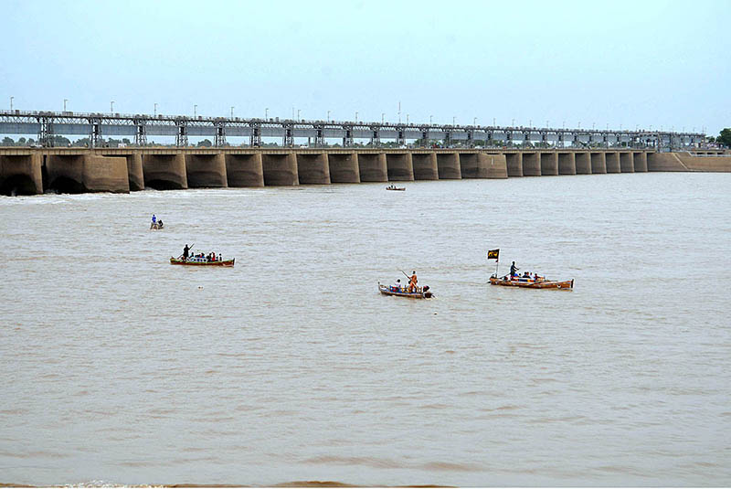 A large number of people enjoying cloudy weather at Indus River