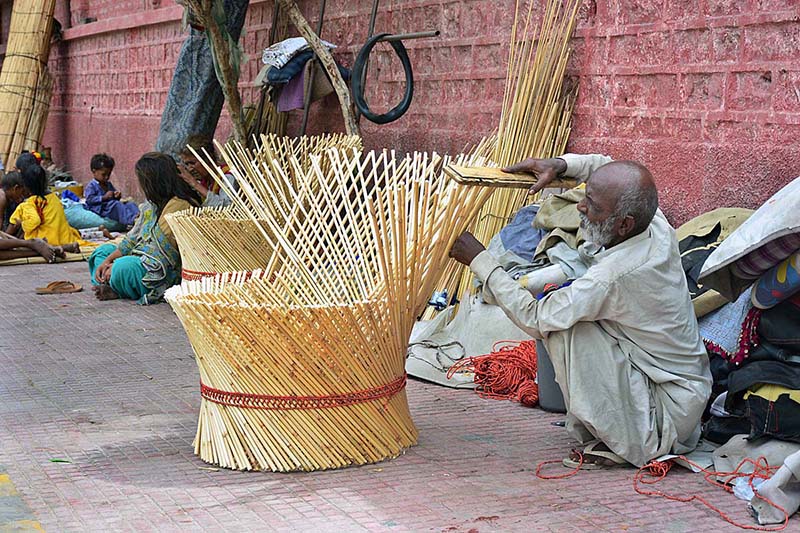 A labourer preparing traditional chairs at Dialdas Road