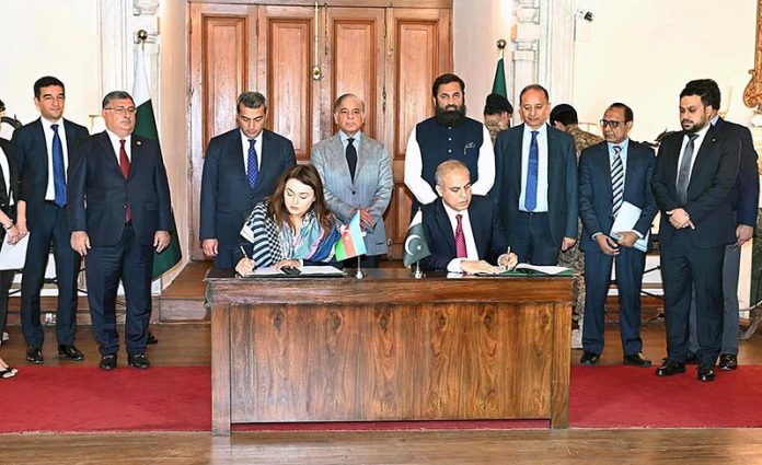 Masood Nabi, MD Pakistan LNG Ltd and Mariam Almaszade, CEO SOCAR signing an agreement for LNG cargo on behalf of Pakistan and Azerbiajan respectively. Prime Minister Shehbaz Sharif and other dignitaries are witnessing the ceremony