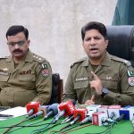 SP Madinah Town Muhammad Kamran is holding a press conference after arresting a dacoit gang in People's Colony police station
