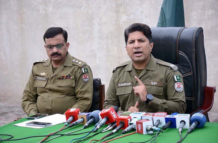 SP Madinah Town Muhammad Kamran is holding a press conference after arresting a dacoit gang in People's Colony police station SP Madinah Town Muhammad Kamran is holding a press conference after arresting a dacoit gang in People's Colony police station