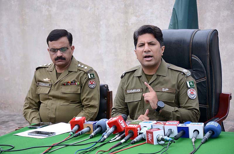 SP Madinah Town Muhammad Kamran is holding a press conference after arresting a dacoit gang in People's Colony police station