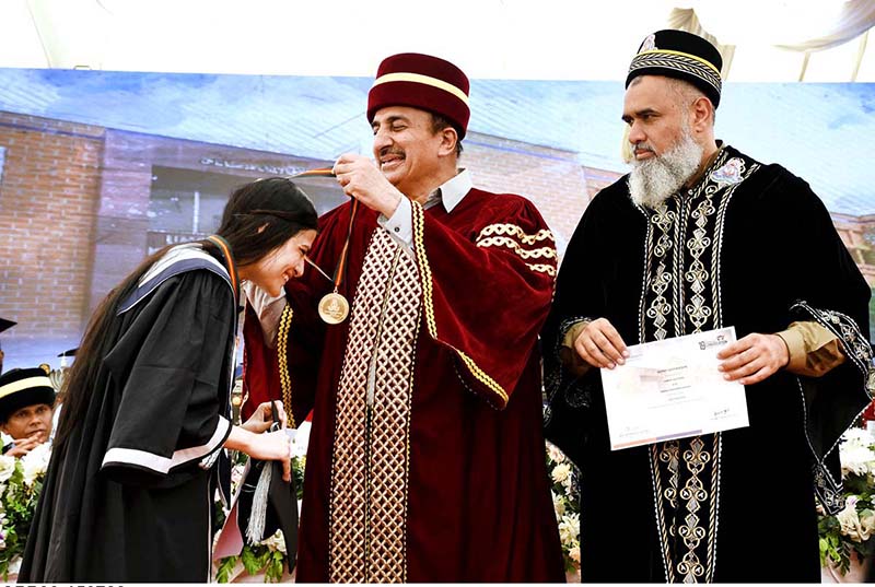 Sindh Minister for Universities and Boards Ismail Rahoo giving away gold medal award to Successful student during 19th annual convocation 2023 ceremony of Liaquat University of Medial & Health Sciences