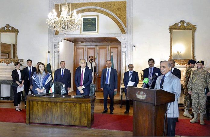 Prime Minister Muhammad Shehbaz Sharif addressing during the signing ceremony of the Agreement between Pakistan LNG Limited (PLL) and SOCAR of Azerbaijan
