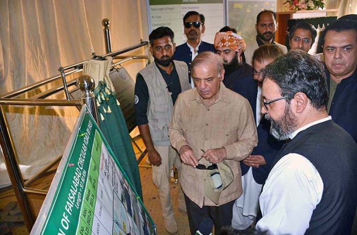 – Prime Minister Muhammad Shehbaz Sharif is being briefed about the project during groundbreaking ceremony for dualization of a road from Faisalabad Bypass to Motorway (M-3) via Satiana