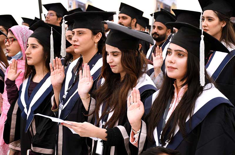 Sindh Minister for Universities and Boards Ismail Rahoo giving away gold medal award to Successful student during 19th annual convocation 2023 ceremony of Liaquat University of Medial & Health Sciences