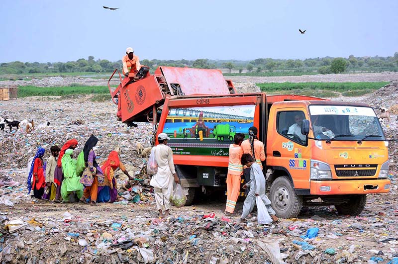 SSWMB workers are dumping garbage in dumping garbage area at Latifabad