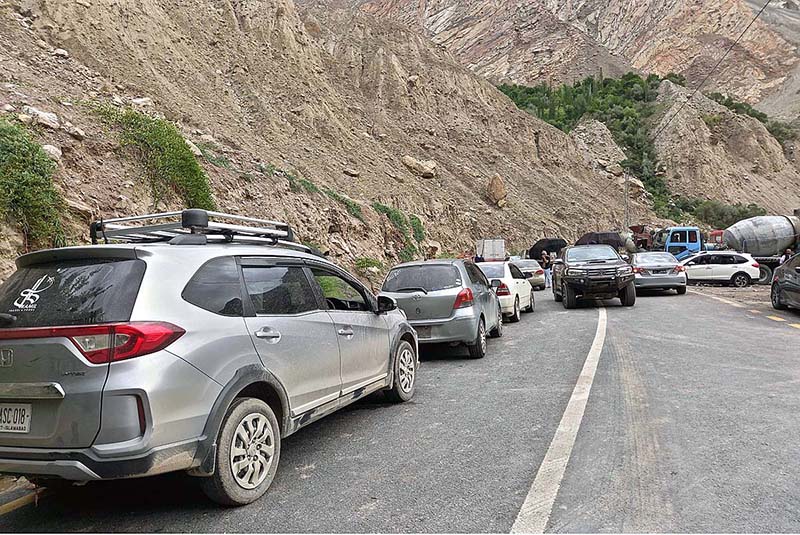 Massive traffic jam after land sliding near Shingus Paari at Juglot-Skardu Road (JSR)