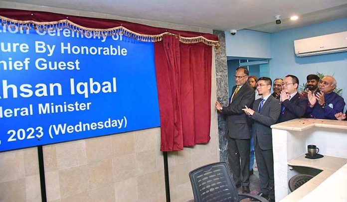 Federal Minister for Planning, Development & Special Initiatives, Prof. Ahsan Iqbal unveiling the plaque to inaugurate Hyper Future E-Commerce Operations Center