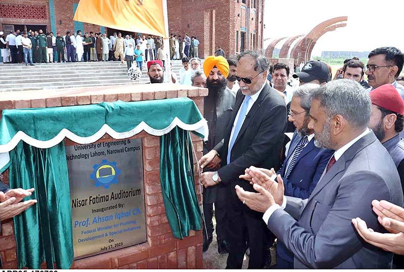 Mr. Ahsan Iqbal Federal Minister for Ministry of Planning Development & Special Initiatives unveiling the plaque to inaugurate Nisar Fatima Auditorium and Jamia Masjid UET