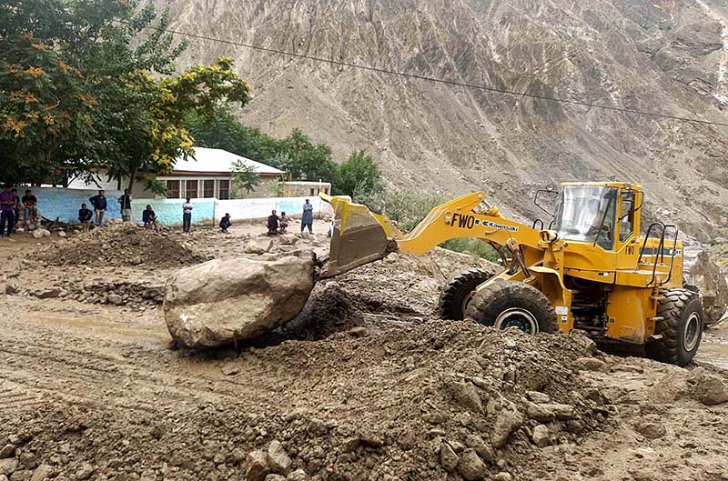 Massive traffic jam after land sliding near Shingus Paari at Juglot-Skardu Road (JSR)