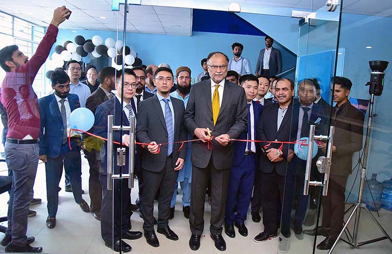 Federal Minister for Planning, Development & Special Initiatives, Prof. Ahsan Iqbal cutting ribbon to inaugurate Hyper Future E-Commerce Operations Center