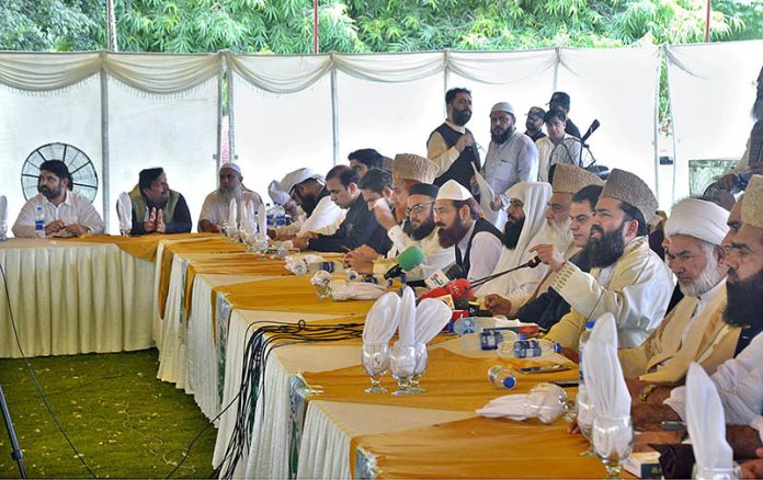 Chairman Central Ruet-e-Hilal Committee Maulana Abdul Khabir Azad addressing Etihad Bainul Muslimeen Seminar