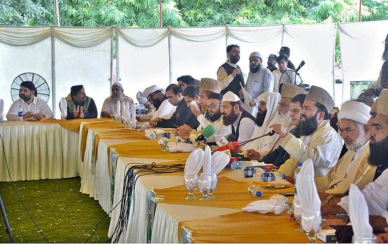 Chairman Central Ruet-e-Hilal Committee Maulana Abdul Khabir Azad addressing Etihad Bainul Muslimeen Seminar