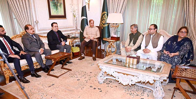 A delegation of old Ravian Association calls on Prime Minister Muhammad Shehbaz Sharif