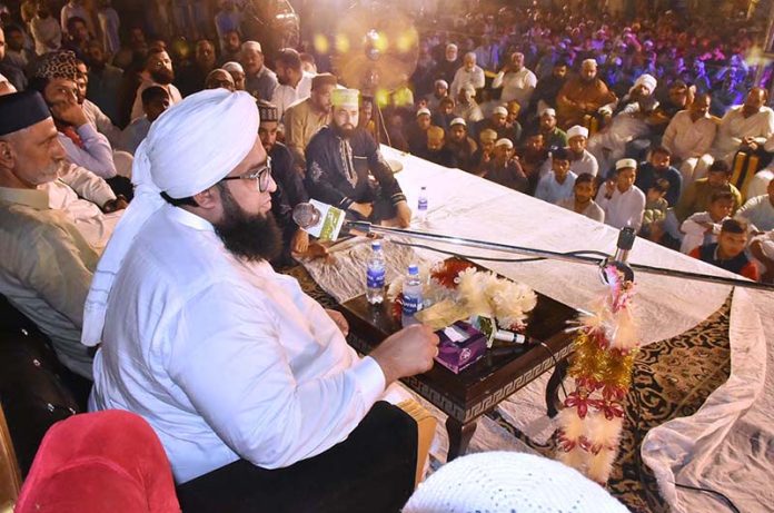 Pir Syed Karamat Ali Shah Sajjada Nashin Alipur Sharif is addressing the pilgrims on the annual Urs of Hazrat Imam Ali Haq Shaheed at ground Amam Sahib