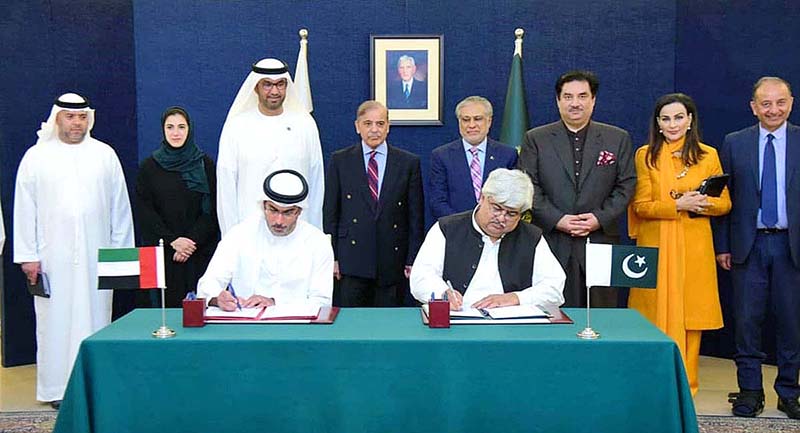 Prime Minister Shehbaz Sharif witnesses the signing ceremony while Secretary Power Division Mr Rashid Mahmood Langrial and Undersecretary of Ministry & Infrastructure of UAE Mr Sharif al Olama signing MoU for development of renewable energy projects in Pakistan