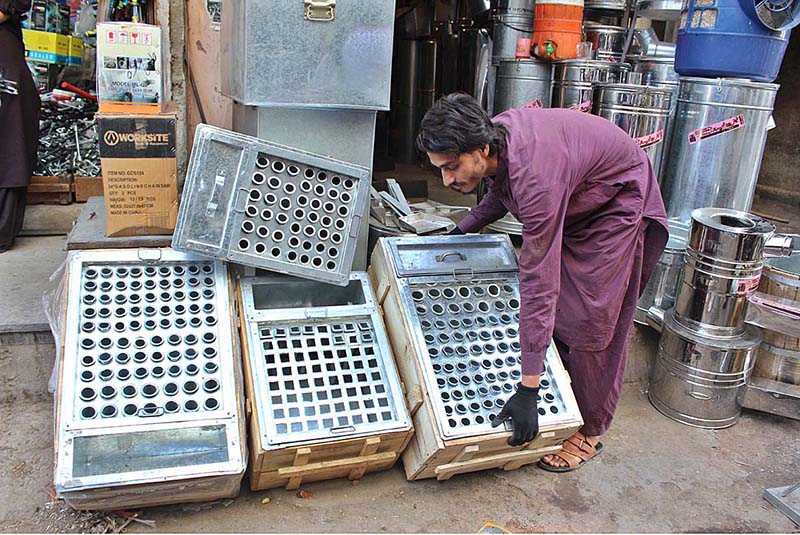 Shopkeeper setting up frames of Kulfi to attract customers at Mission Road