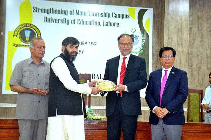 Federal Minister for Planning and Development and Special Initiatives Prof. Ahsan Iqbal University of Education College is presenting a souvenir to the members of the project