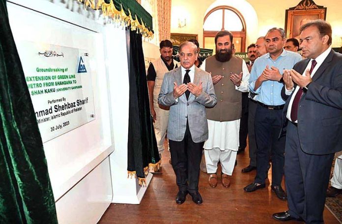 Prime Minister Muhammad Shehbaz Sharif unveils the plaque to mark the ground breaking of extension of Metro Bus Service (Green Line Metro Bus Service) from Shahdara to Kala Shah Kaku