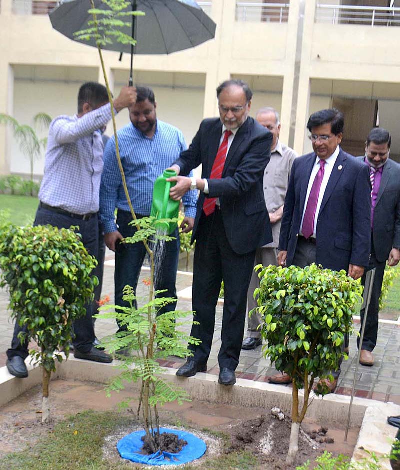 Federal Minister for Planning and Development and Special Initiatives Prof. Ahsan Iqbal University of Education College is presenting a souvenir to the members of the project