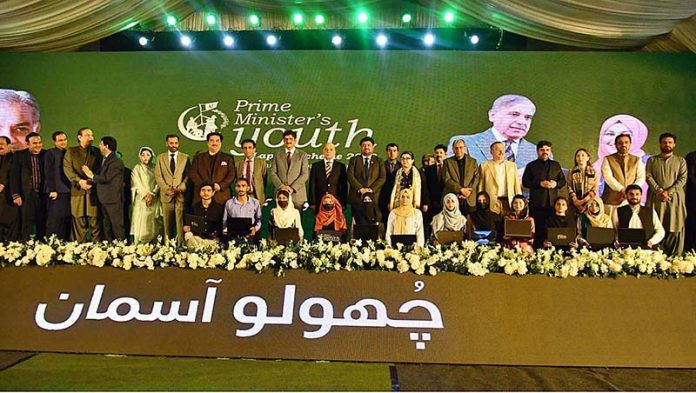 Prime Minister Muhammad Shehbaz Sharif, Governor Sindh Kamran Khan Tessori, Sindh Chief Minister Syed Murad Ali Shah in a group with the recipients of laptop under the PM's Youth Laptop Scheme 2023 at the Sindh Governor House on Wednesday