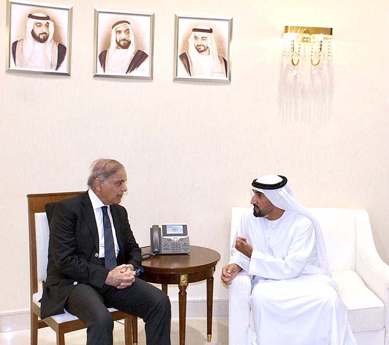 Prime Minister Muhammad Shehbaz Sharif arrives in Abu Dhabi, UAE on his one day official visit. Pakistan’s Ambassador to UAE and senior officials of UAE received the Prime Minister upon his arrival