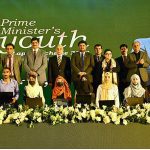 Prime Minister Muhammad Shehbaz Sharif, Governor Sindh Kamran Khan Tessori, Sindh Chief Minister Syed Murad Ali Shah in a group with the recipients of laptop under the PM's Youth Laptop Scheme 2023 at the Sindh Governor House on Wednesday