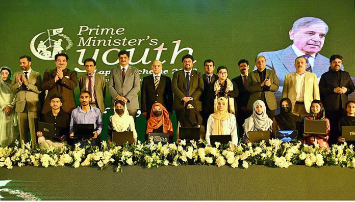 Prime Minister Muhammad Shehbaz Sharif, Governor Sindh Kamran Khan Tessori, Sindh Chief Minister Syed Murad Ali Shah in a group with the recipients of laptop under the PM's Youth Laptop Scheme 2023 at the Sindh Governor House on Wednesday