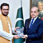 Senior Journalist Saleem Safi presenting his latest book “Aur Tabdeeli Galay Par Gayi” to Prime Minister Muhammad Shehbaz Sharif