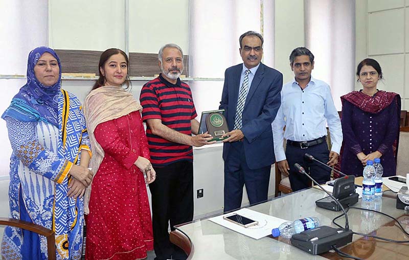 Director AIOU Professor Dr. Amir Shah presenting the shield to DG National Police Bureau Dr. Ehsan Sadiq after the seminar
