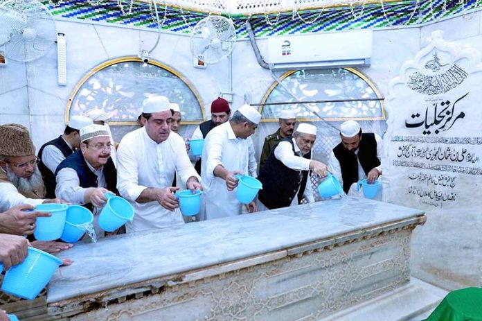 Federal Minister for Finance, Ishaq Dar participate to bathe the 980th Annual Ghusal of the Shrine of Hazrat Ali Hajveri (RA) known as Hazrat Data Gunj Bakhsh