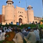 A large number of people listening Waris Shah stories by the story teller at Hazoori Bagh Shahi Qilah