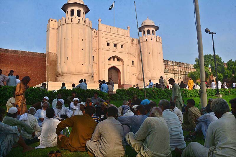 A large number of people listening Waris Shah stories by the story teller at Hazoori Bagh Shahi Qilah