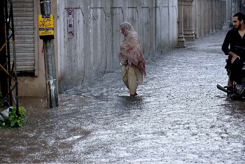 Vehicles are passing through the water during heavy rain in the city