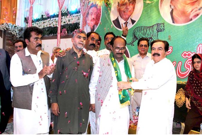 PML-N Balochistan President Jaffar Mandokhail welcomes Javed Ahmed Khan, Ex Nazim Railway Colony on joining PML-N during a ceremony at Joint Road