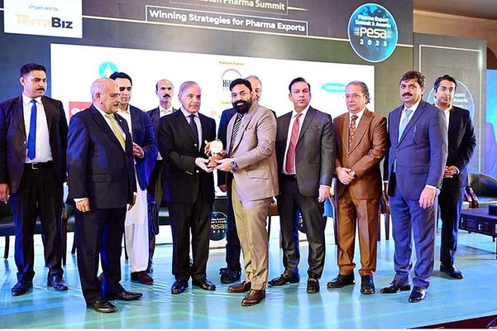 Prime Minister Muhammad Shehbaz Sharif distributes awards among the highest exporters of Pharmaceutical Industry in Pakistan Prime Minister Muhammad Shehbaz Sharif distributes awards among the highest exporters of Pharmaceutical Industry in Pakistan