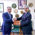 Federal Minister for Commerce, Syed Naveed Qamar and Azerbaijan Minister of Digital Development & Transport, Rashid Nabiyev, exchanging souvenir
