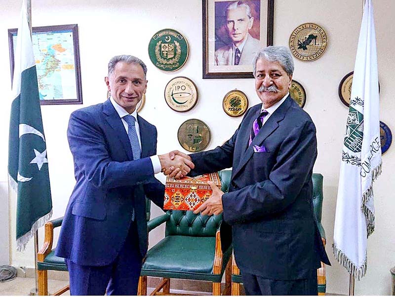 Federal Minister for Commerce, Syed Naveed Qamar and Azerbaijan Minister of Digital Development & Transport, Rashid Nabiyev, exchanging souvenir