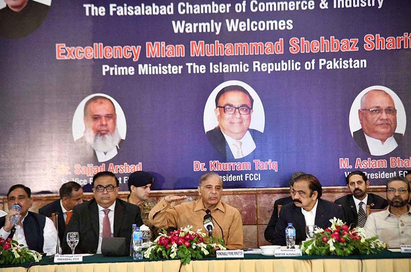 Prime Minister Muhammad Shehbaz Sharif addresses the members of the Faisalabad Chamber of Commerce and Industries